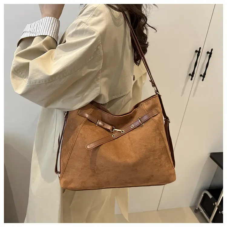 Gold Leather Shoulder Tote Bag for Women 2025 — feature 14