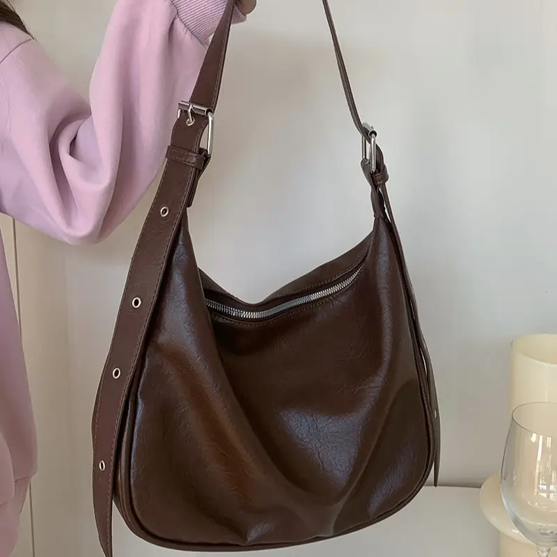 Retro Brown Leather Shoulder Bag for Commuting - Image 3