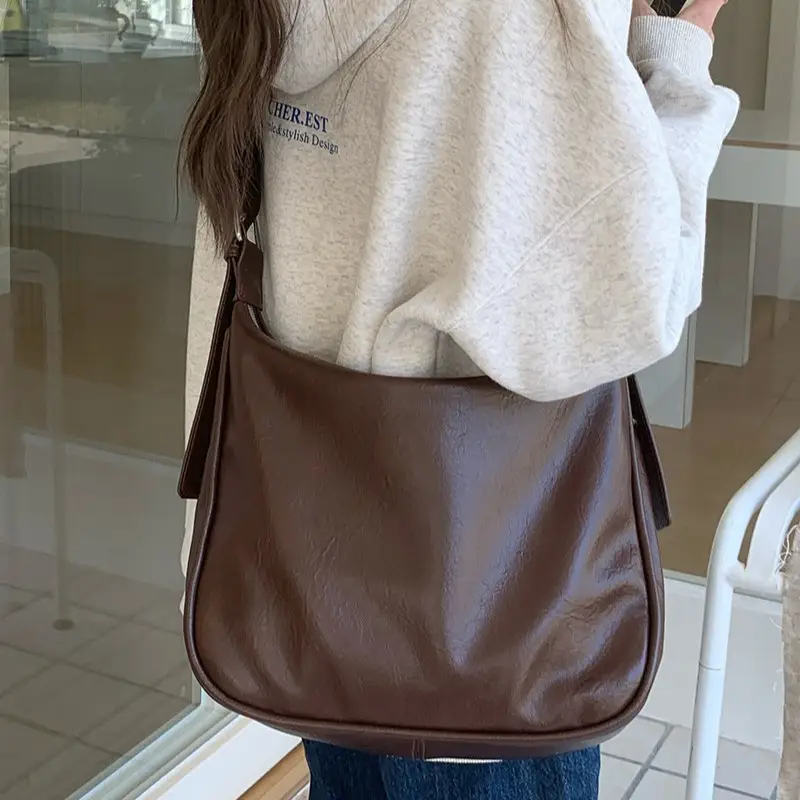 Retro Brown Leather Shoulder Bag for Commuting - Image 6