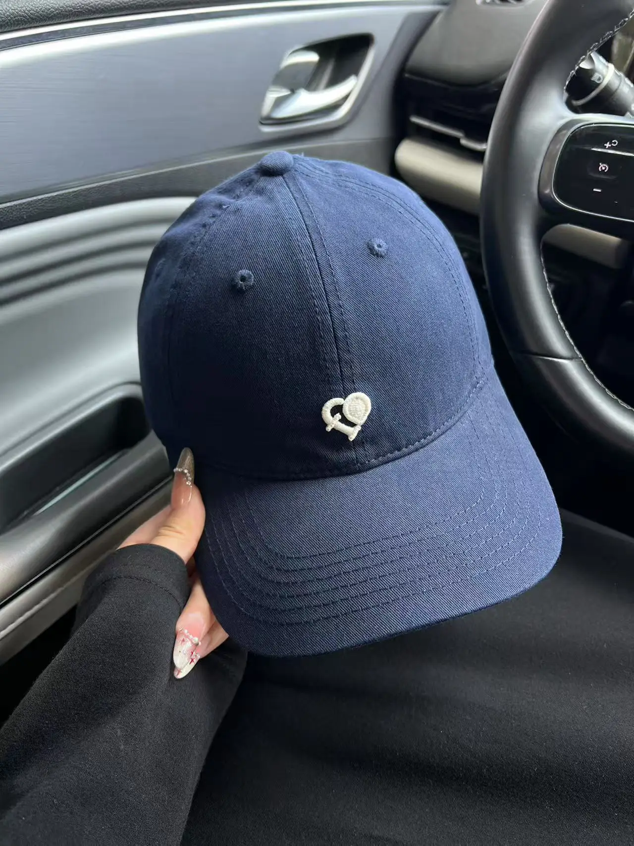 Women Heart Embroidered Baseball Cap Light Grey — feature 2