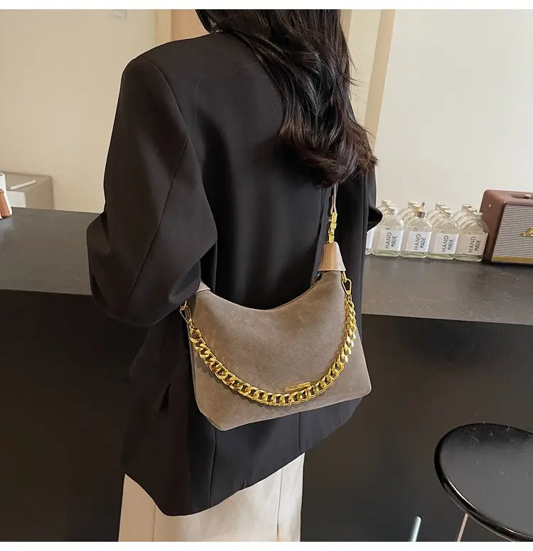 Women's Retro Chain Shoulder Bag Brown Leather — feature 4