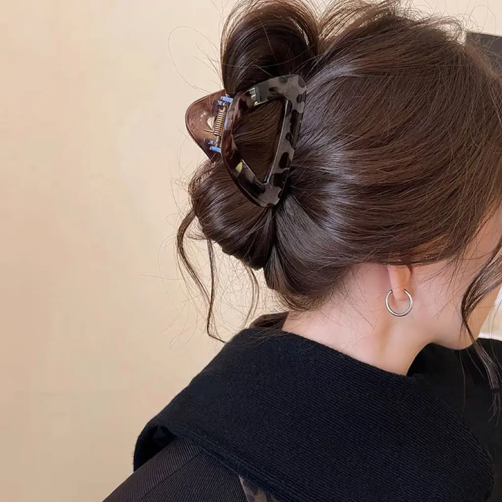 Triangle Clip for Hair Back of Head Medium Leopard Print — feature 2
