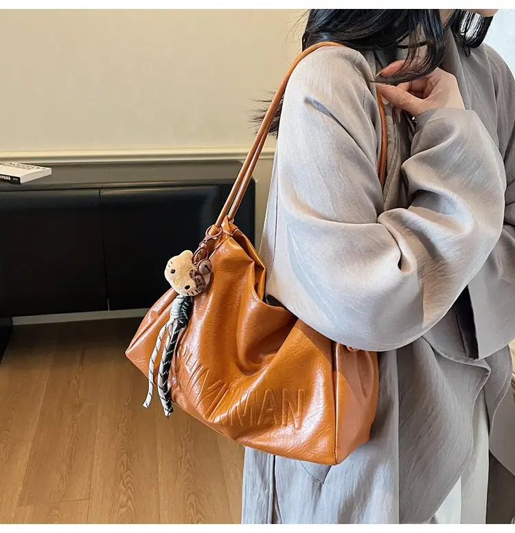 Black Leather Shoulder Bag for Women 2025 — feature 15