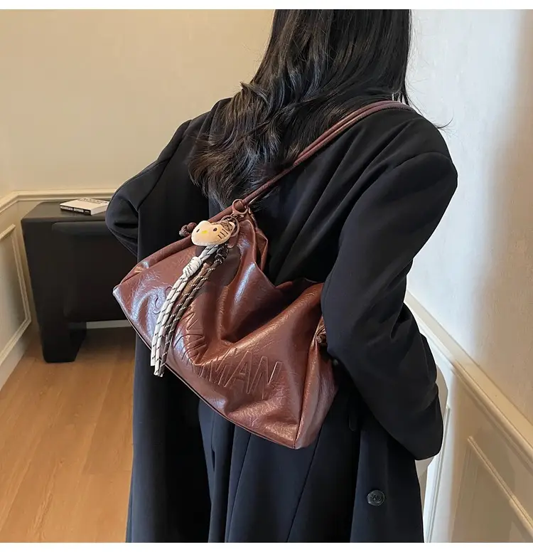 Black Leather Shoulder Bag for Women 2025 — feature 17