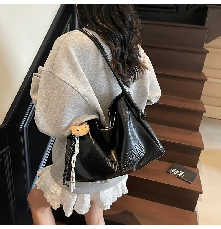 Black Leather Shoulder Bag for Women 2025 — feature 21