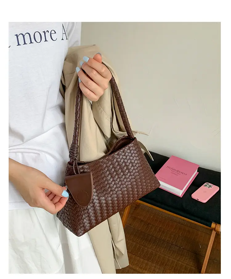 Women Handwoven Underarm Bag 2025 Trendy Leather — feature 12