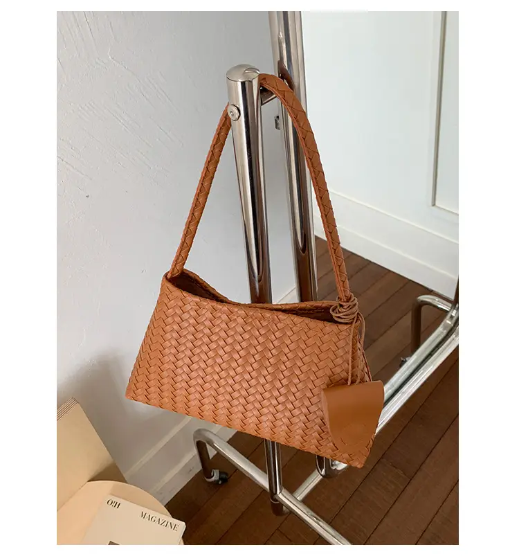 Women Handwoven Underarm Bag 2025 Trendy Leather — feature 24