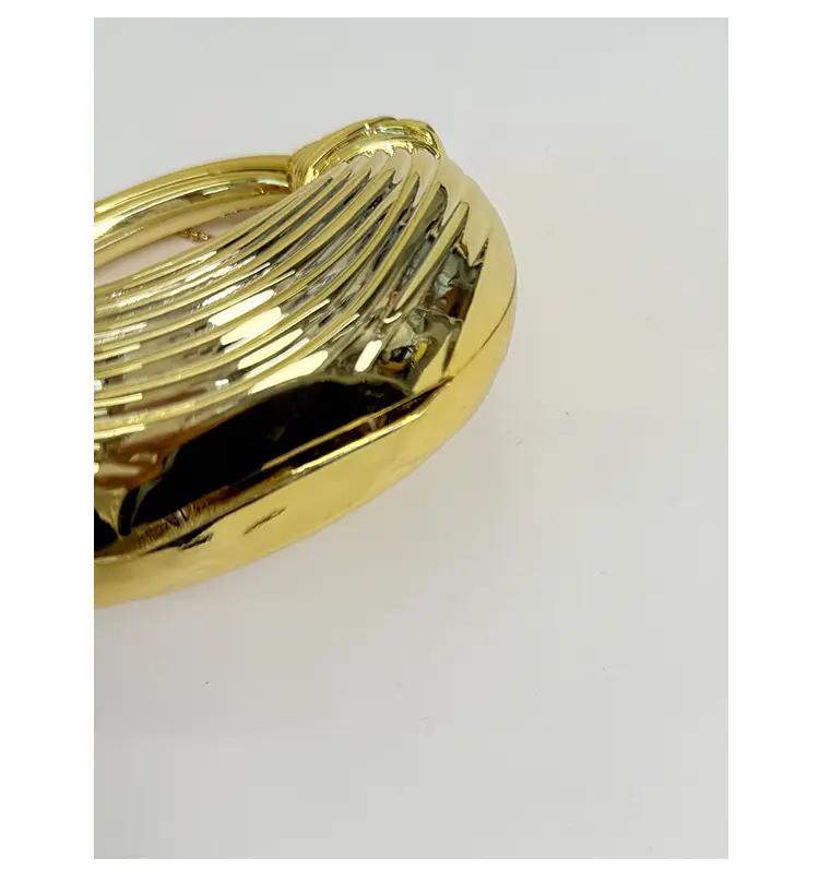 Golden Acrylic Chain Dumpling Bag for Women — feature 4