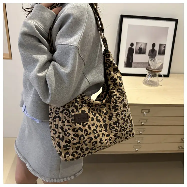 Leopard Print Large Capacity Shoulder Bag 2025 — feature 10