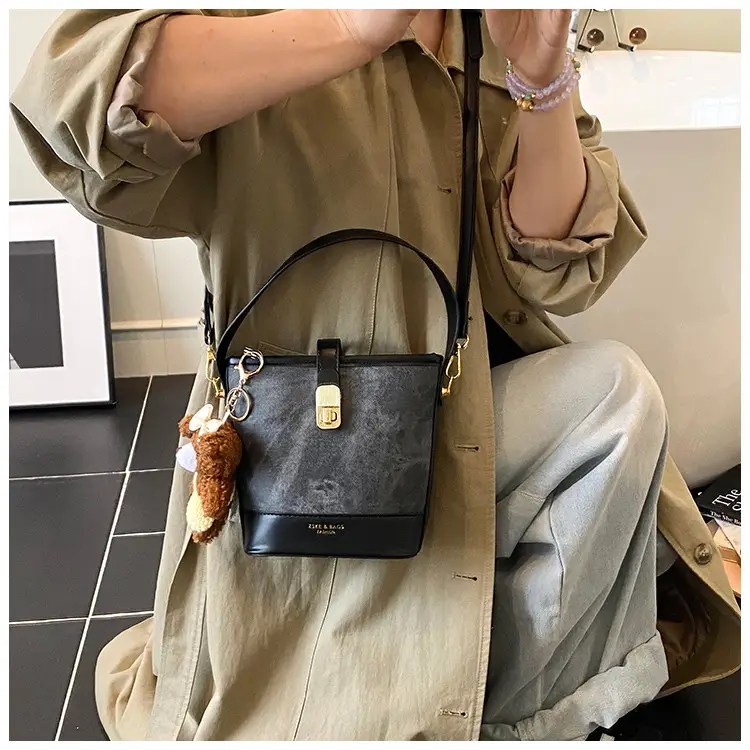 Vintage Niche Women's Shoulder Crossbody Bag for Autumn Winter 2026 — feature 20
