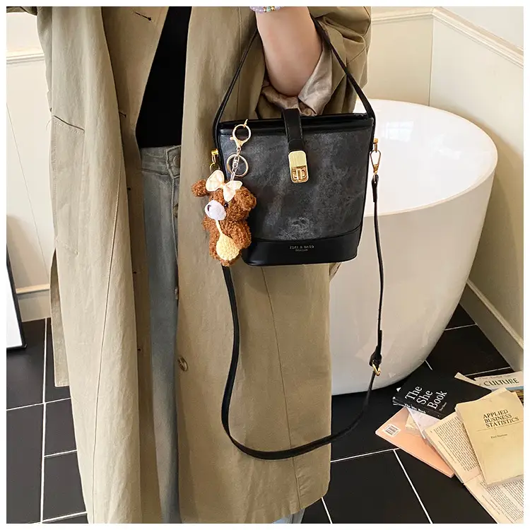Women Retro Casual Shoulder Bag 2025 Niche Design — feature 16