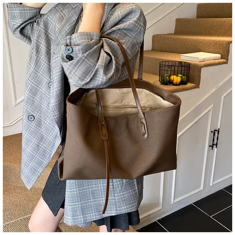 Women's Black Leather Shoulder Bag 2025 New Retro Style — feature 23