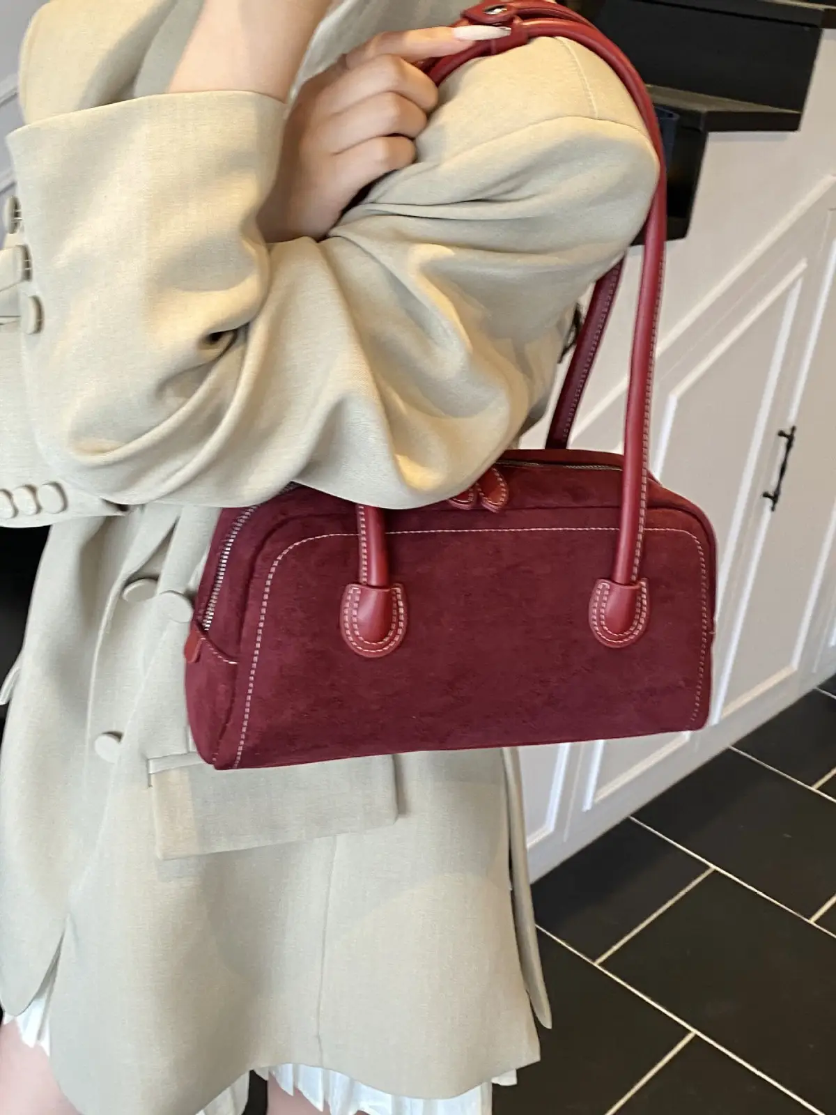 Women's Tan Leather Shoulder Bag with Gold Handles - Image 7