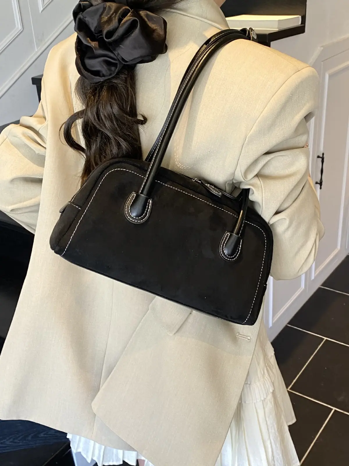 Women's Tan Leather Shoulder Bag with Gold Handles - Image 8
