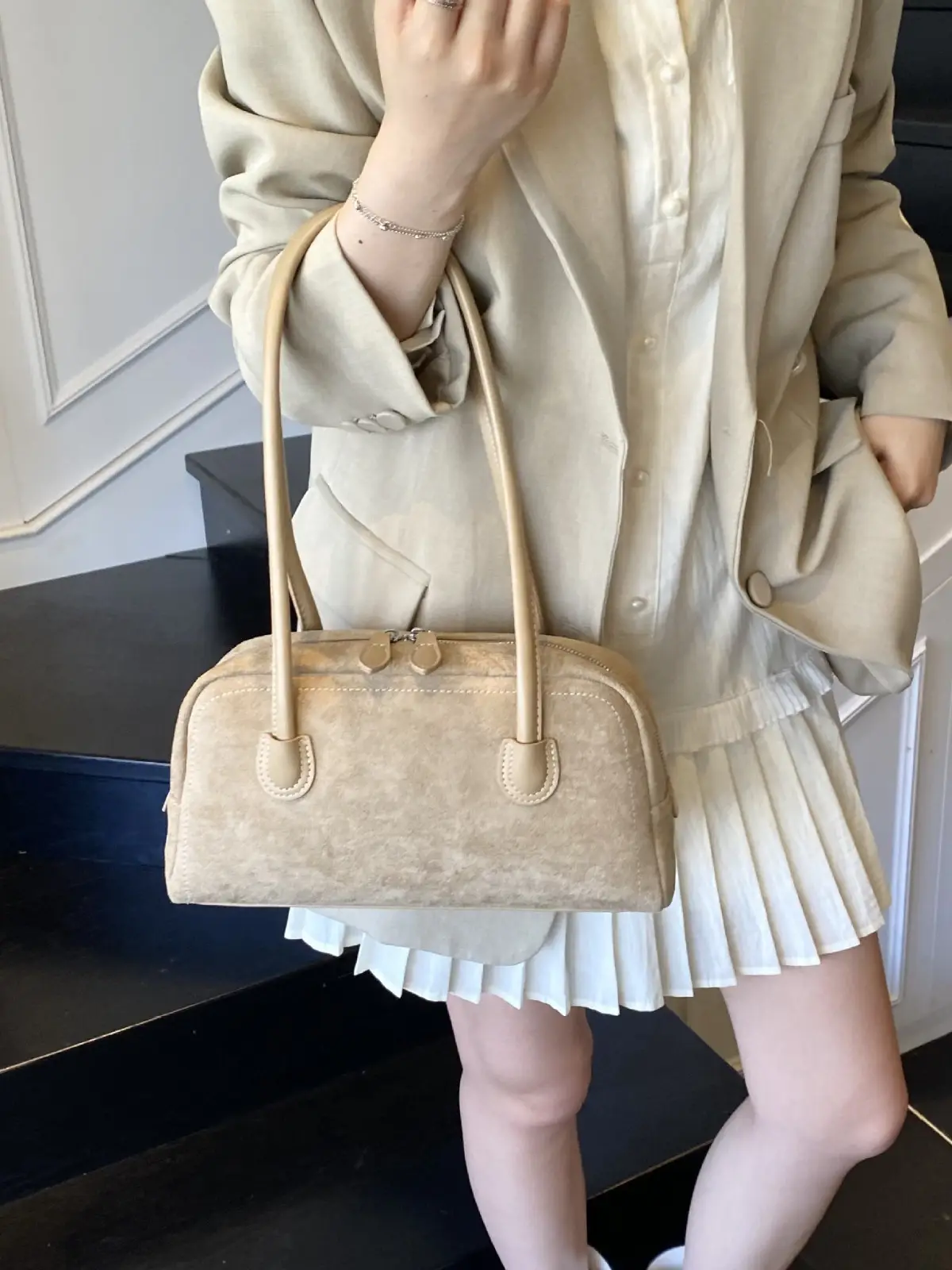 Women's Tan Leather Shoulder Bag with Gold Handles - Image 9