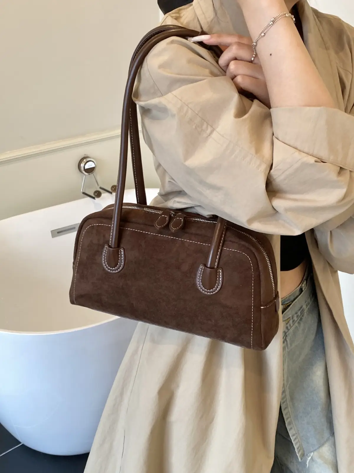 Women's Tan Leather Shoulder Bag with Gold Handles - Image 10