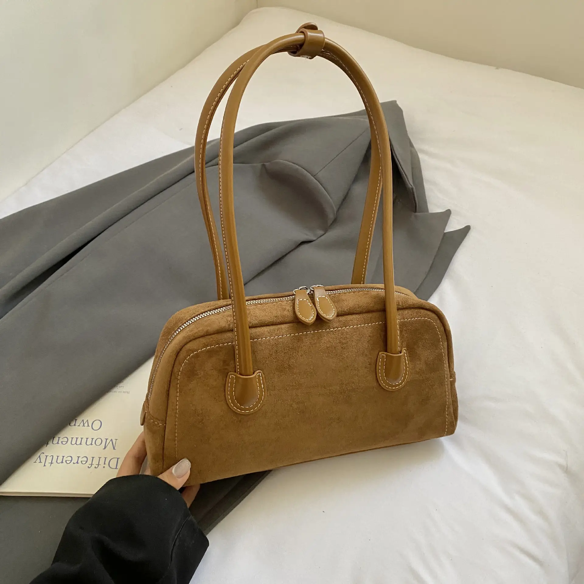 Women's Tan Leather Shoulder Bag with Gold Handles - Image 3
