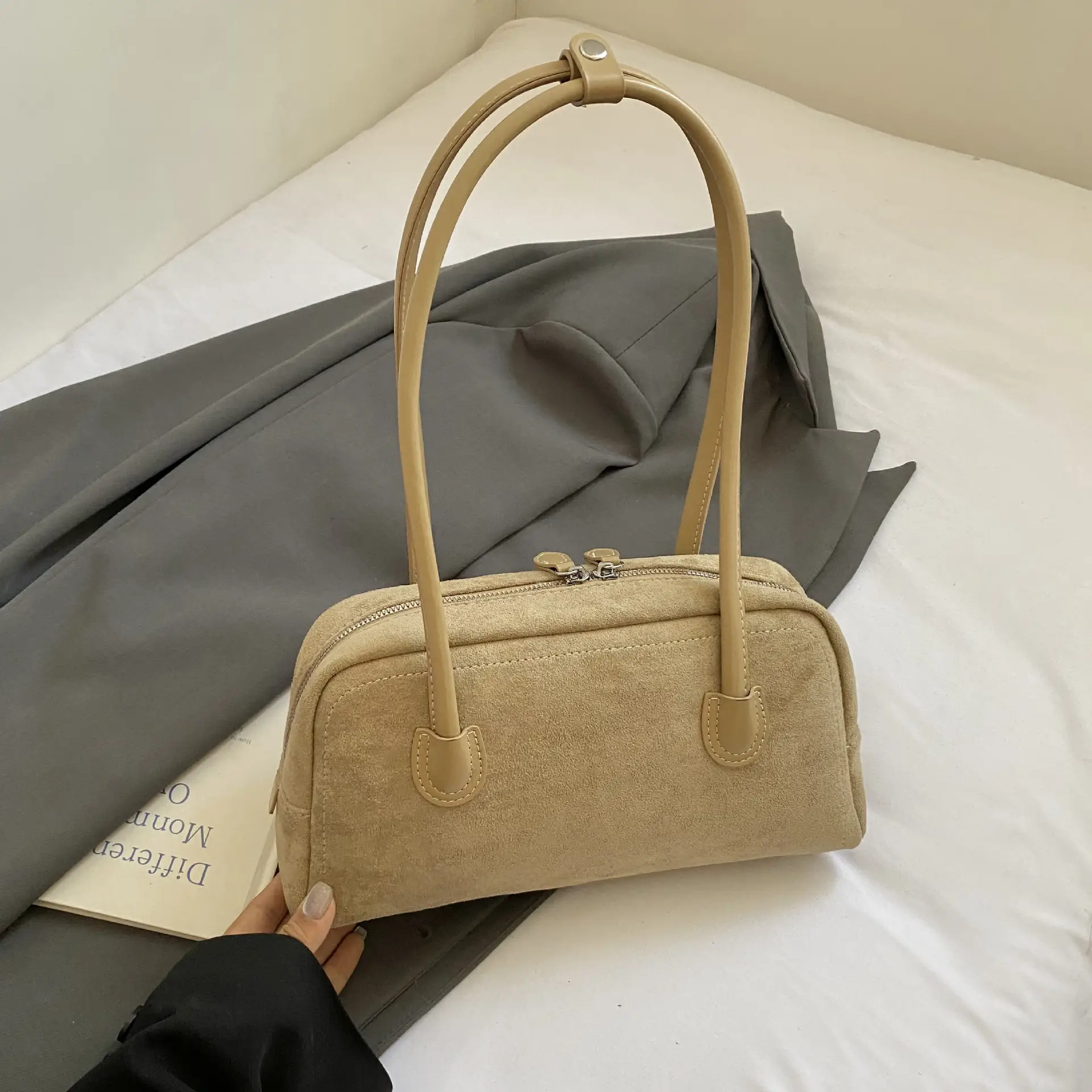 Women's Tan Leather Shoulder Bag with Gold Handles - Image 4