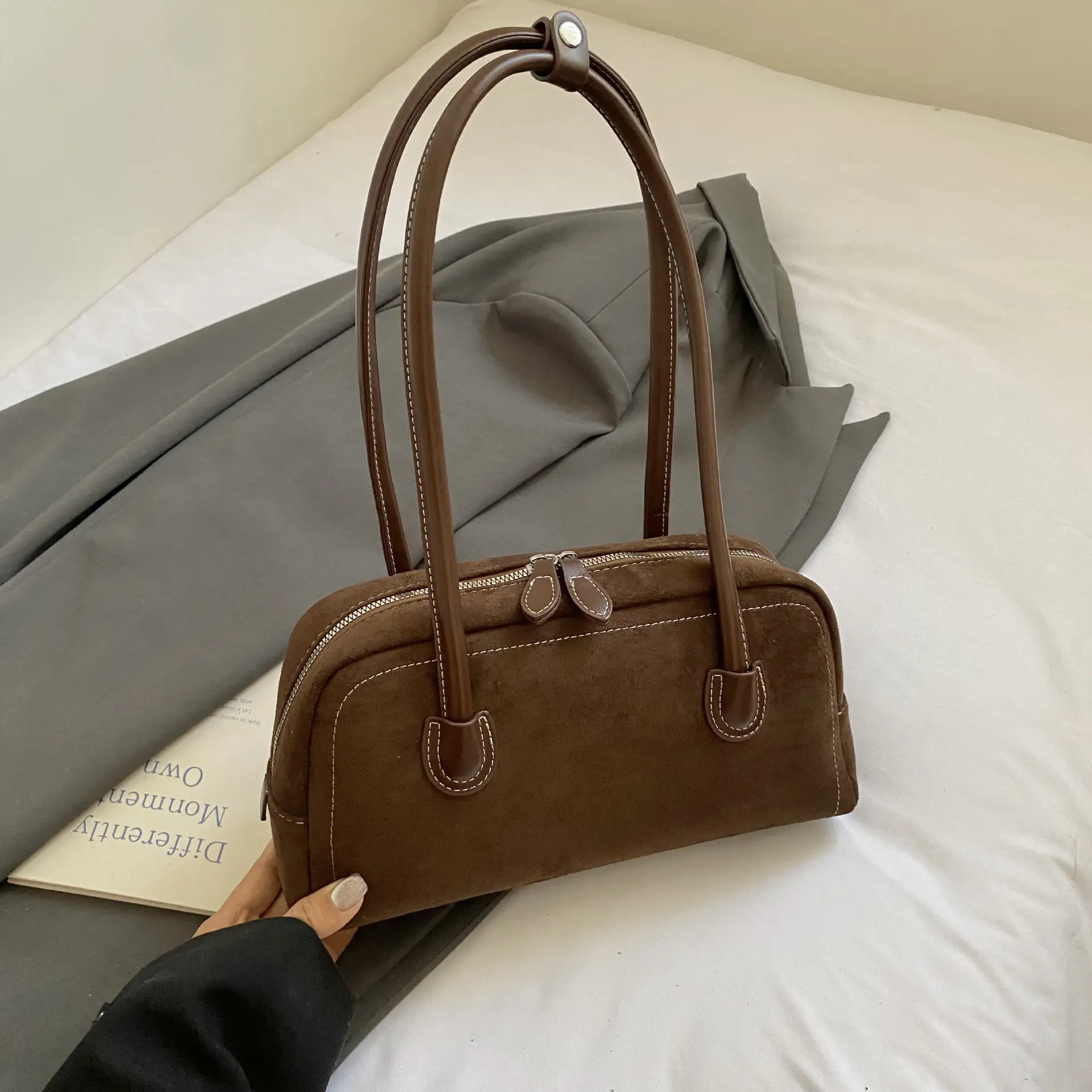 Women's Tan Leather Shoulder Bag with Gold Handles - Image 5