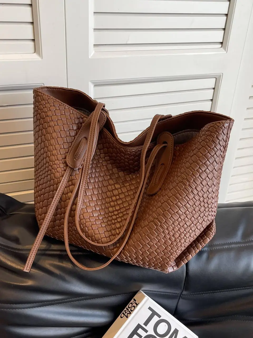 Black Crocodile Texture Shoulder Bag for Women - Image 6