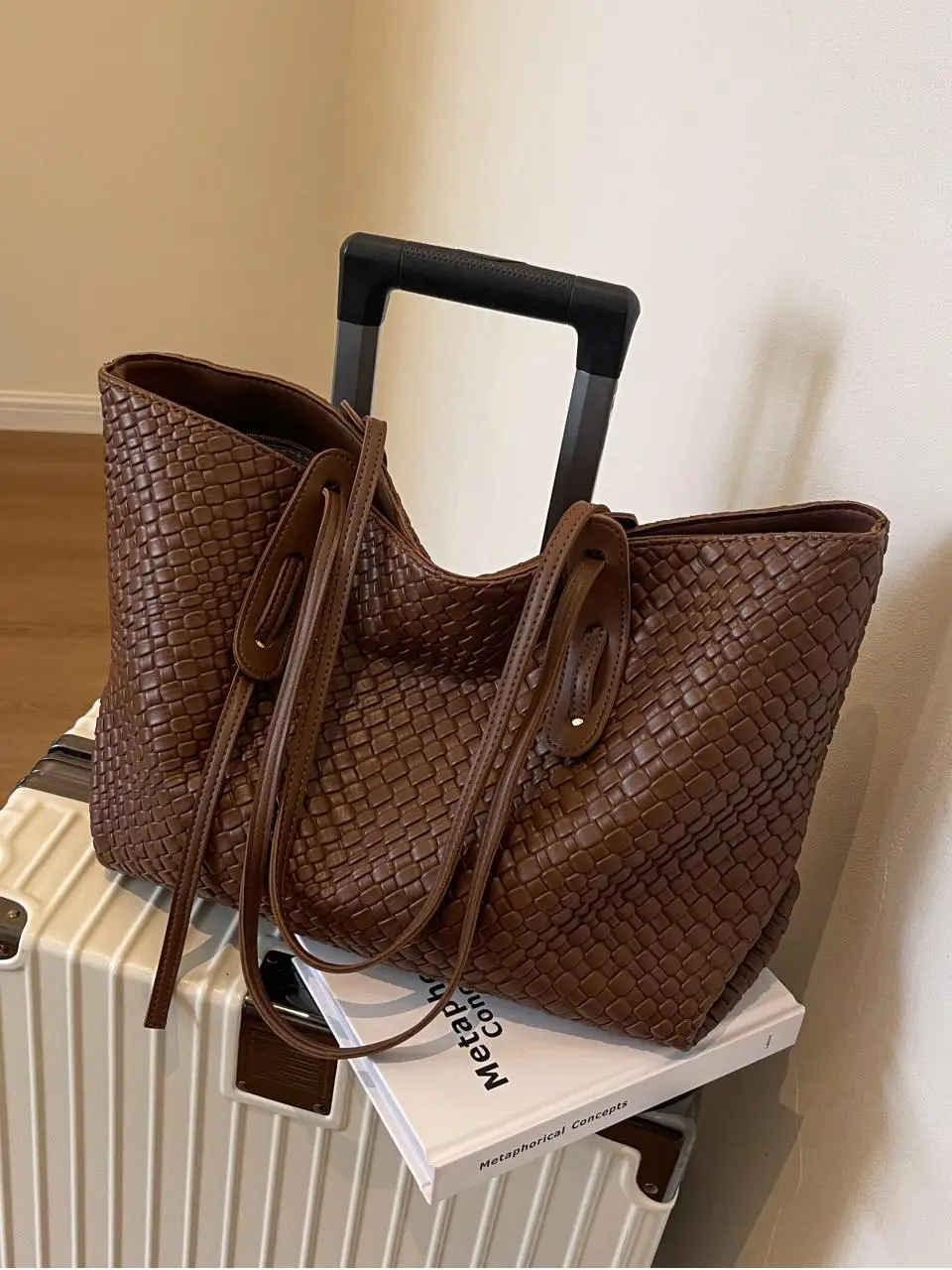 Black Crocodile Texture Shoulder Bag for Women - Image 9