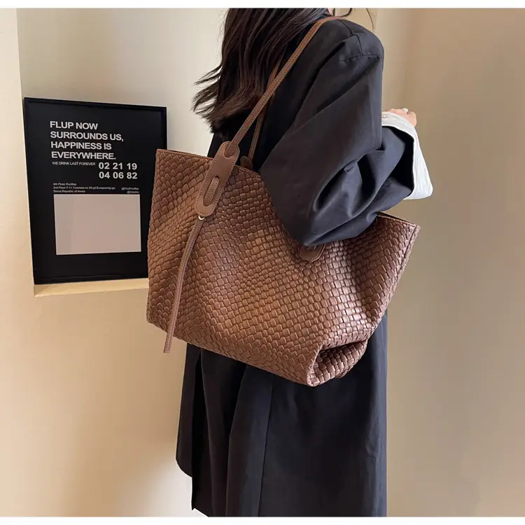 Black Crocodile Texture Shoulder Bag for Women — feature 16