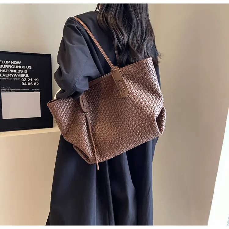 Black Crocodile Texture Shoulder Bag for Women — feature 18