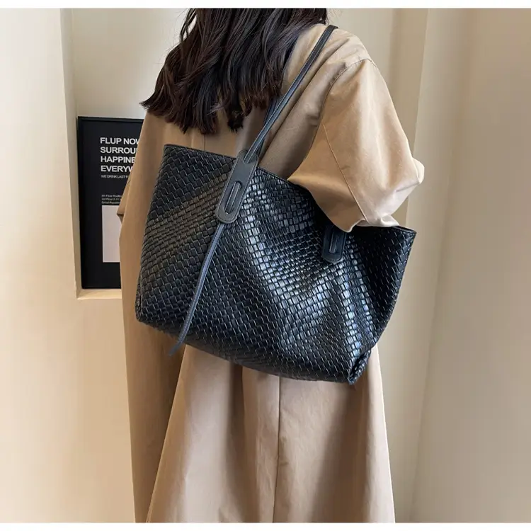Black Crocodile Texture Shoulder Bag for Women — feature 19