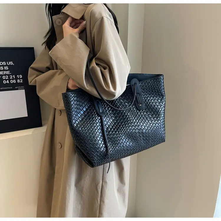 Black Crocodile Texture Shoulder Bag for Women — feature 20