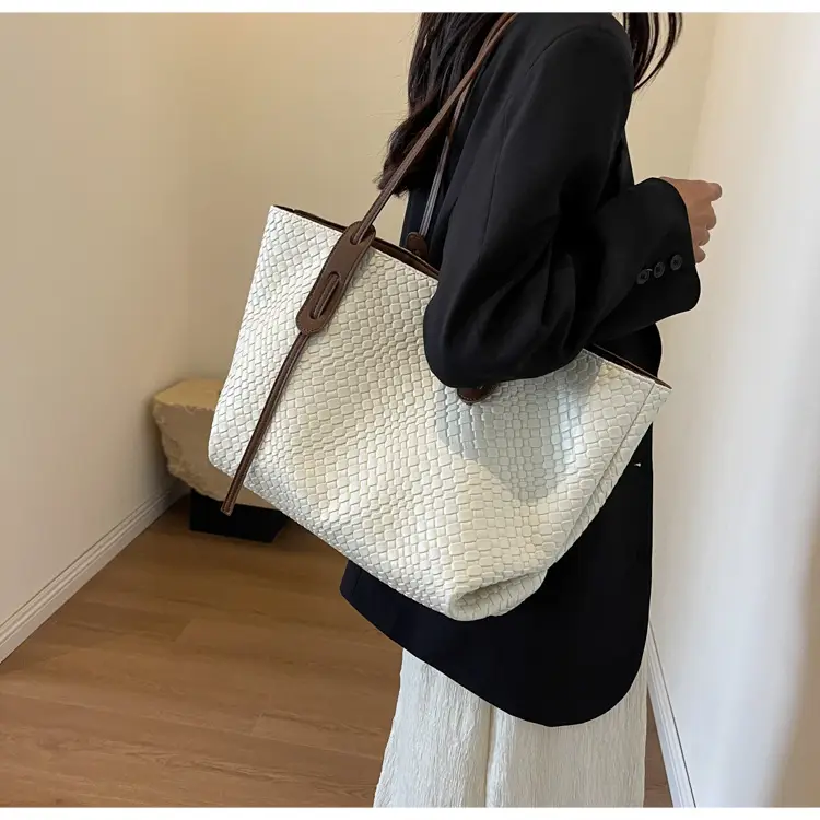 Black Crocodile Texture Shoulder Bag for Women — feature 22