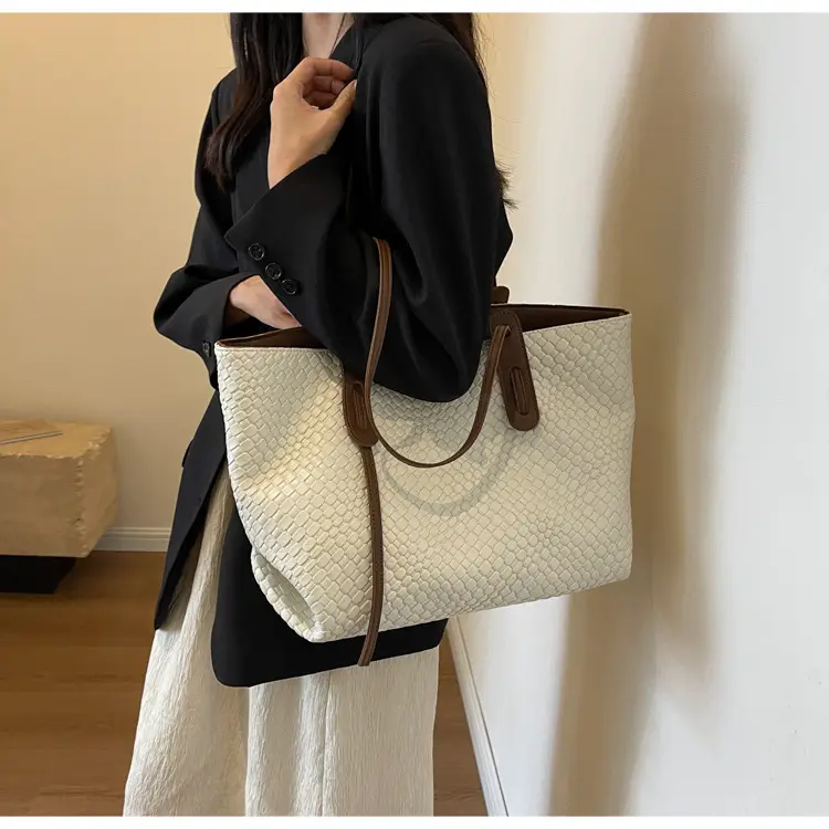 Black Crocodile Texture Shoulder Bag for Women — feature 24