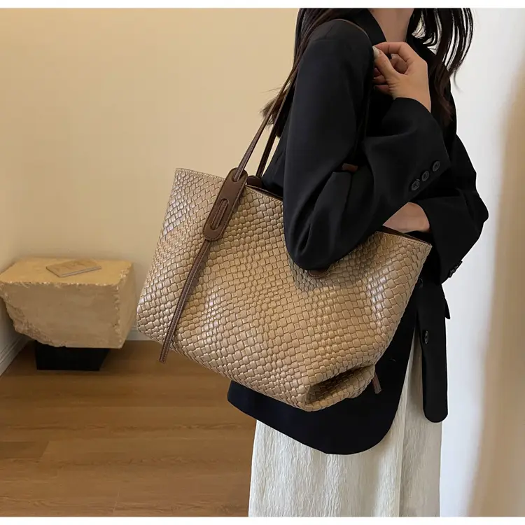 Black Crocodile Texture Shoulder Bag for Women — feature 25