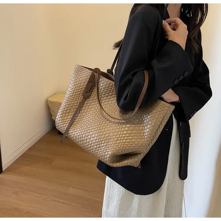 Black Crocodile Texture Shoulder Bag for Women — feature 26