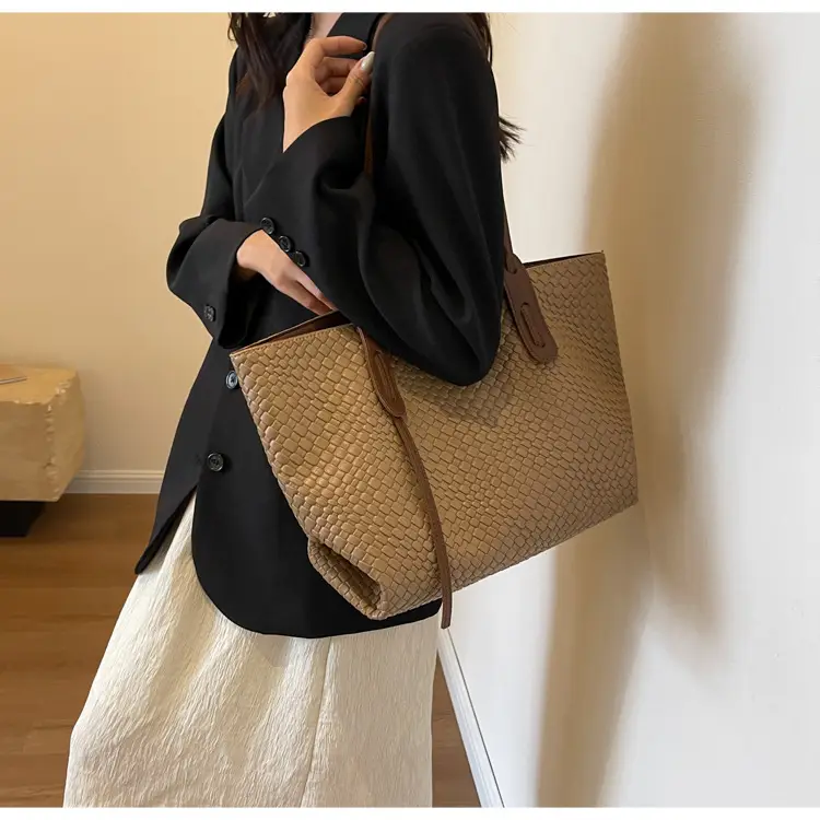 Black Crocodile Texture Shoulder Bag for Women — feature 27