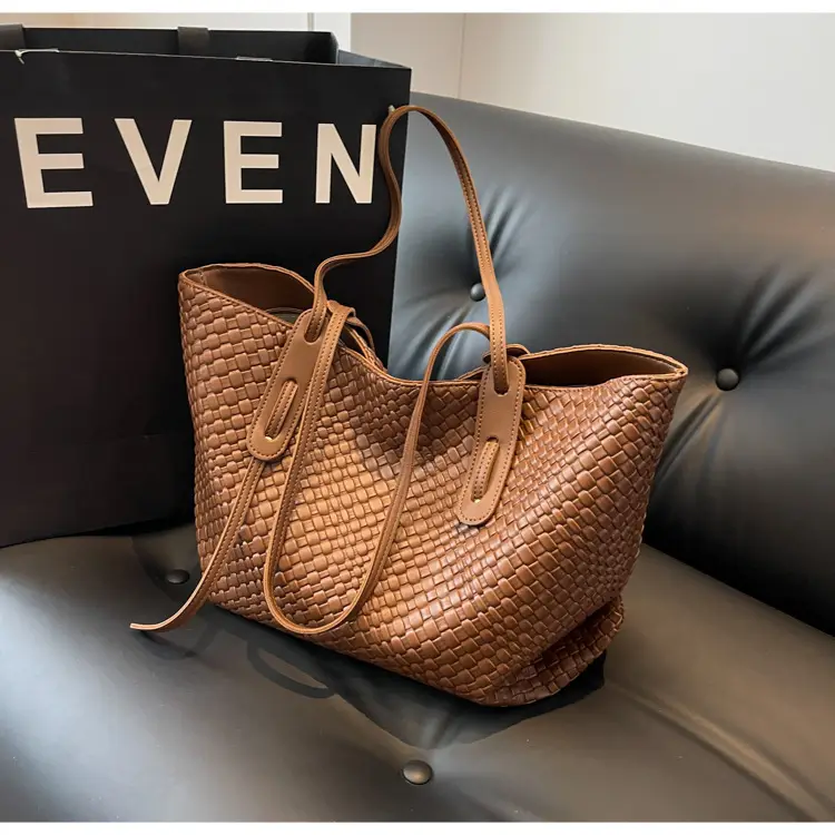 Black Crocodile Texture Shoulder Bag for Women — feature 28