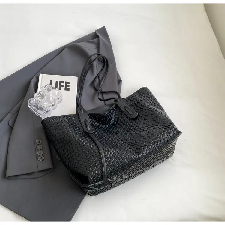 Black Crocodile Texture Shoulder Bag for Women — feature 32