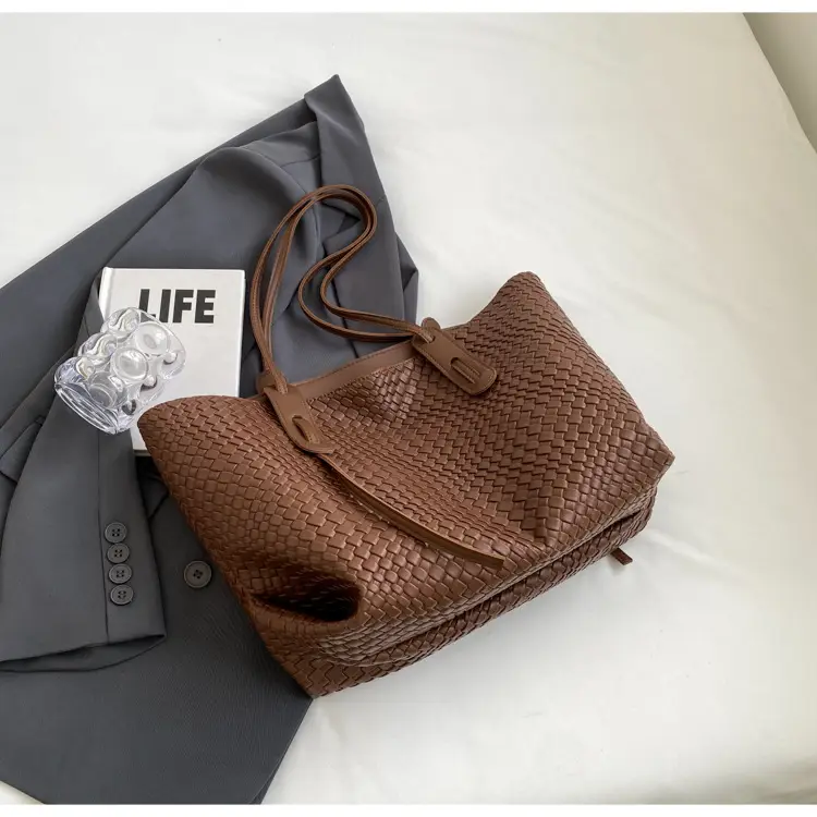 Black Crocodile Texture Shoulder Bag for Women — feature 33