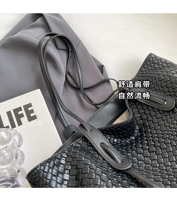 Black Crocodile Texture Shoulder Bag for Women — feature 4