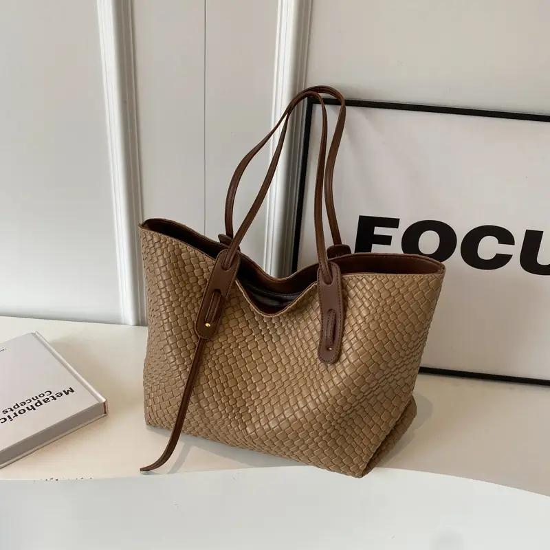 Black Crocodile Texture Shoulder Bag for Women - Image 4