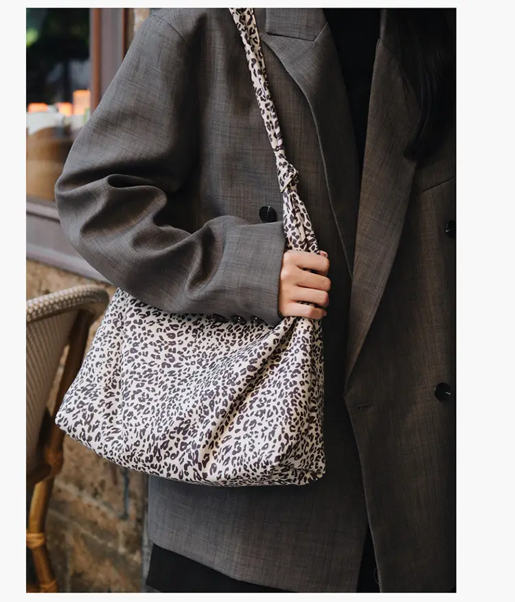 Leopard Print Tote Bag Women Retro Shoulder Bag 2026 — feature 11