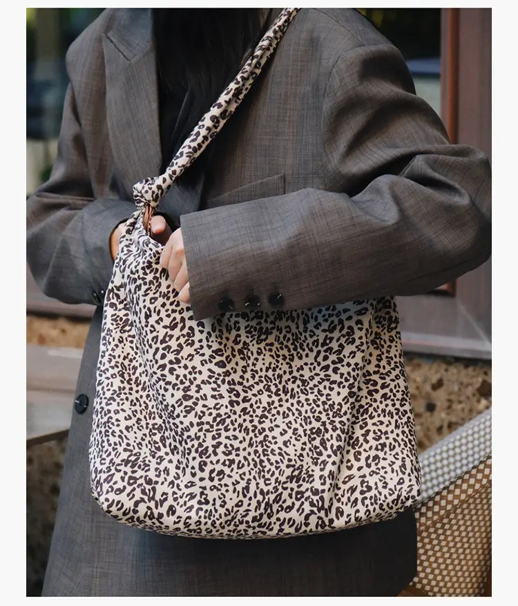 Leopard Print Tote Bag Women Retro Shoulder Bag 2026 — feature 7