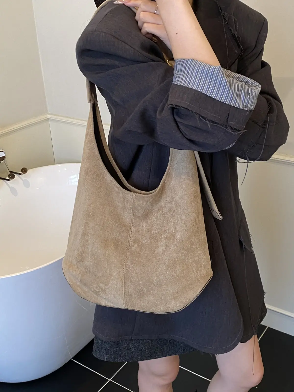 Brown Leather Shoulder Bag Large Capacity Women's Armpit Bag - Image 9