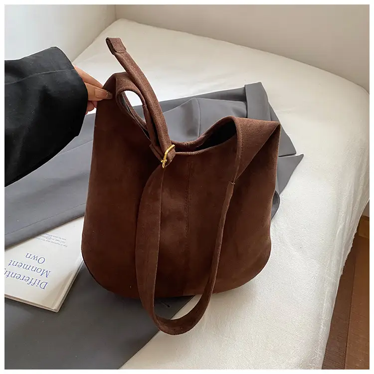 Brown Leather Shoulder Bag Large Capacity Women's Armpit Bag — feature 14