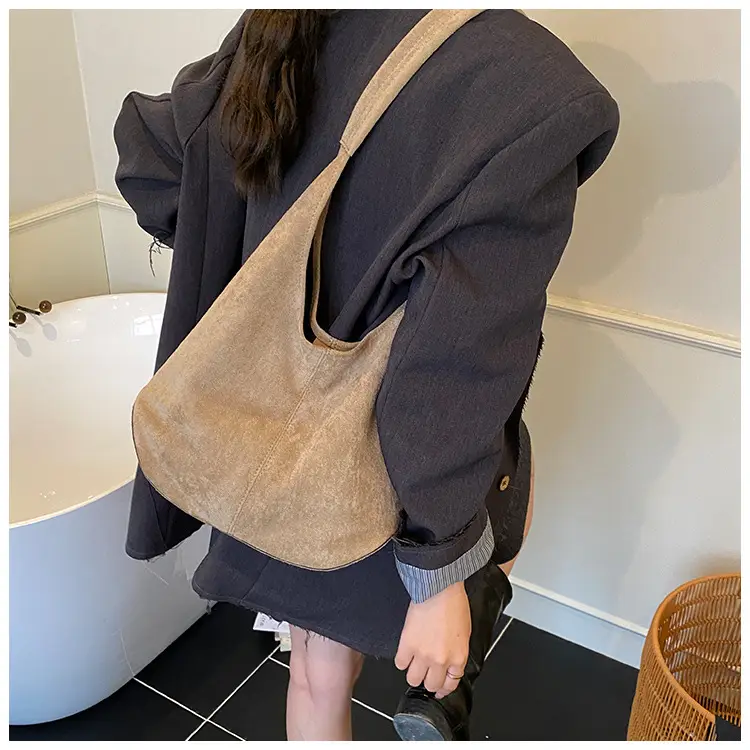 Brown Leather Shoulder Bag Large Capacity Women's Armpit Bag — feature 4