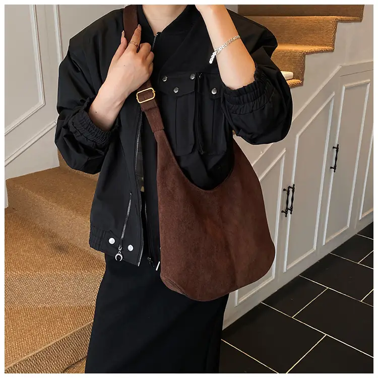 Brown Leather Shoulder Bag Large Capacity Women's Armpit Bag — feature 5