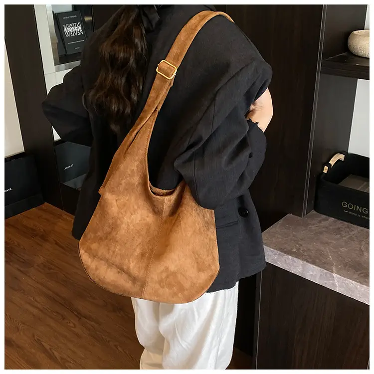 Brown Leather Shoulder Bag Large Capacity Women's Armpit Bag — feature 6