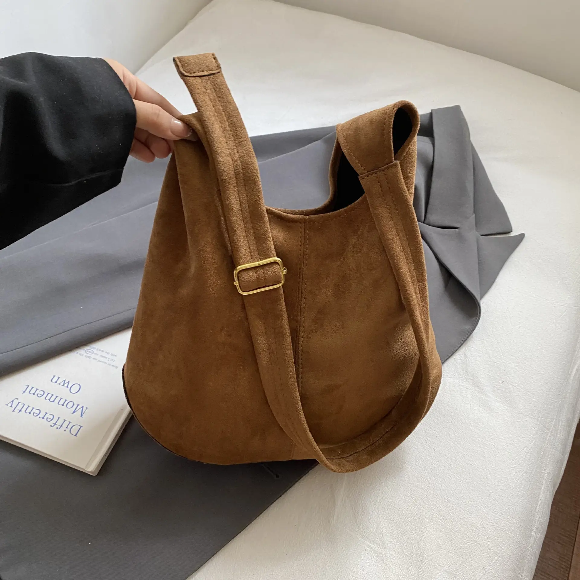 Brown Leather Shoulder Bag Large Capacity Women's Armpit Bag - Image 2