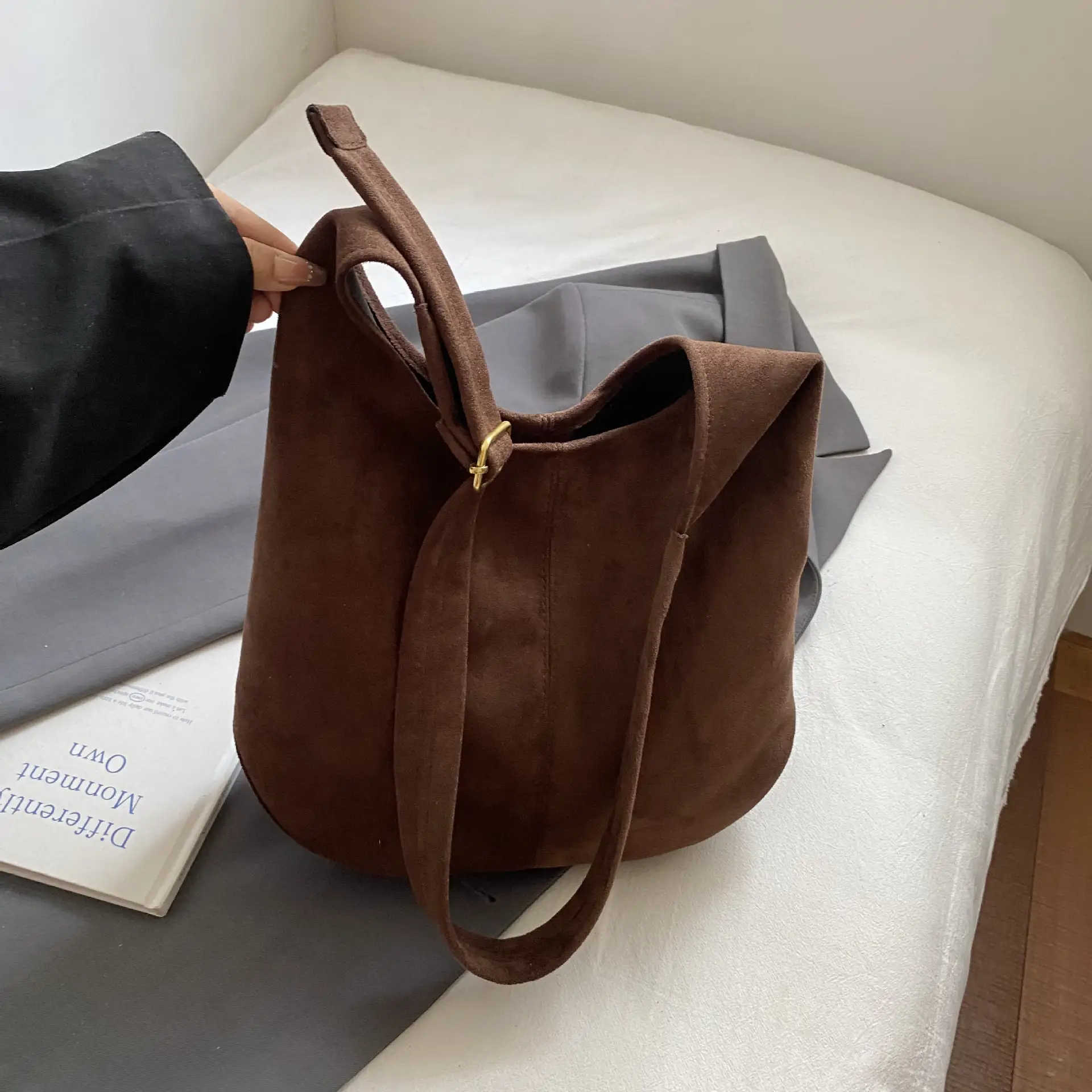 Brown Leather Shoulder Bag Large Capacity Women's Armpit Bag - Image 3