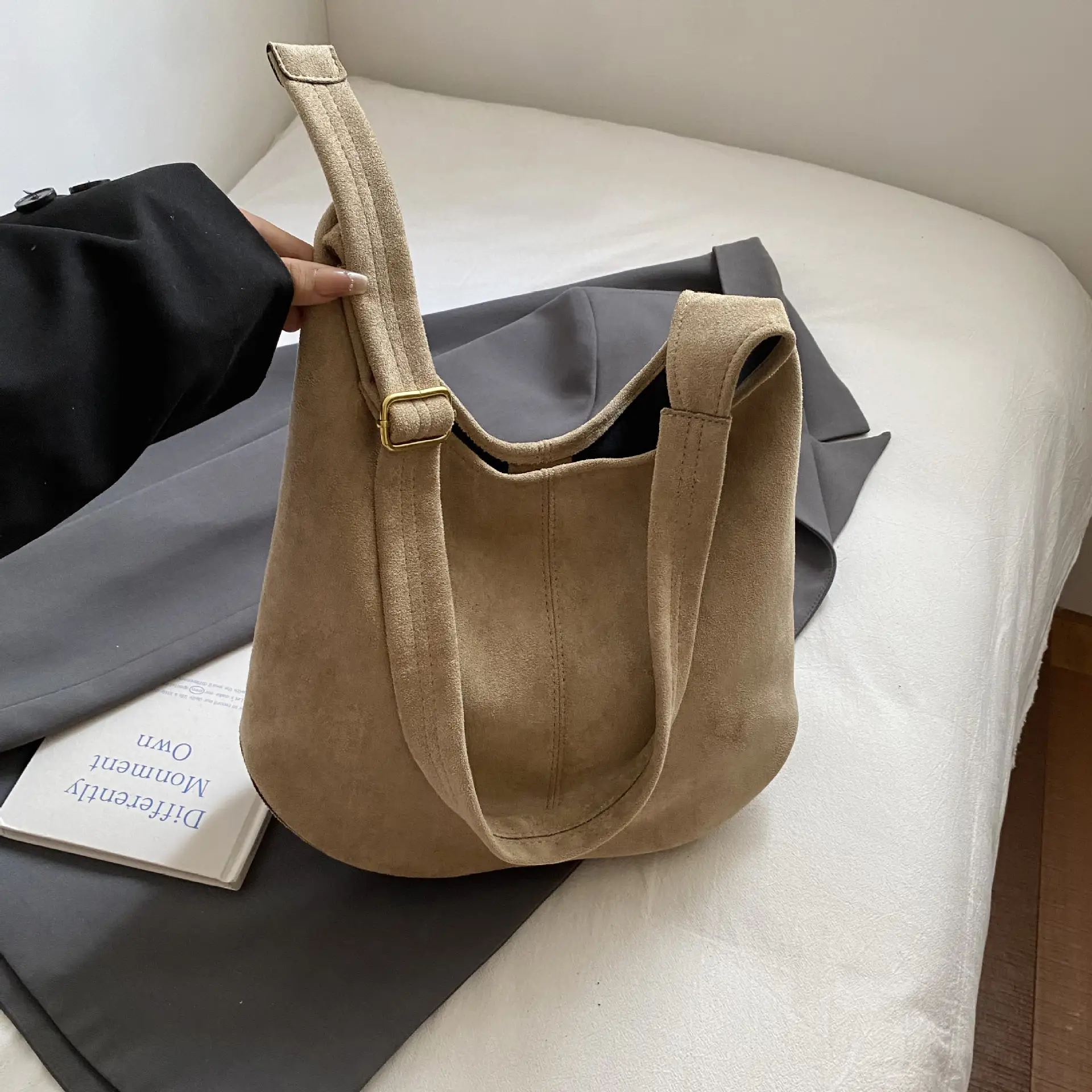 Brown Leather Shoulder Bag Large Capacity Women's Armpit Bag - Image 4