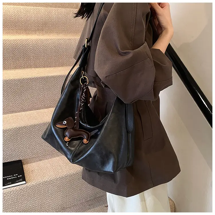 Vintage Women's Black Leather Shoulder Bag 2025 — feature 10